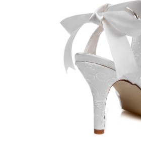 Eleganti Scarpe Sposa Tacco Alto 8 cm Ricamato Sandalo Con Fiocco Punta Chiusa Scarpe Cerimonia Bianchi In Raso