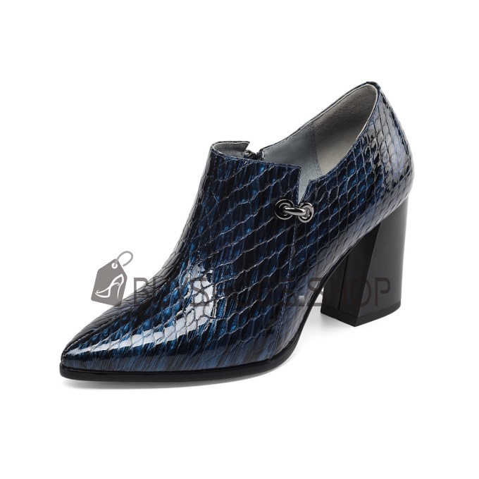 Aria Pointed-Toe Block Heel in Navy | VIVAIA